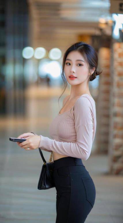 修身显瘦优雅一字肩连衣裙简约大气塑造优雅淑女气质